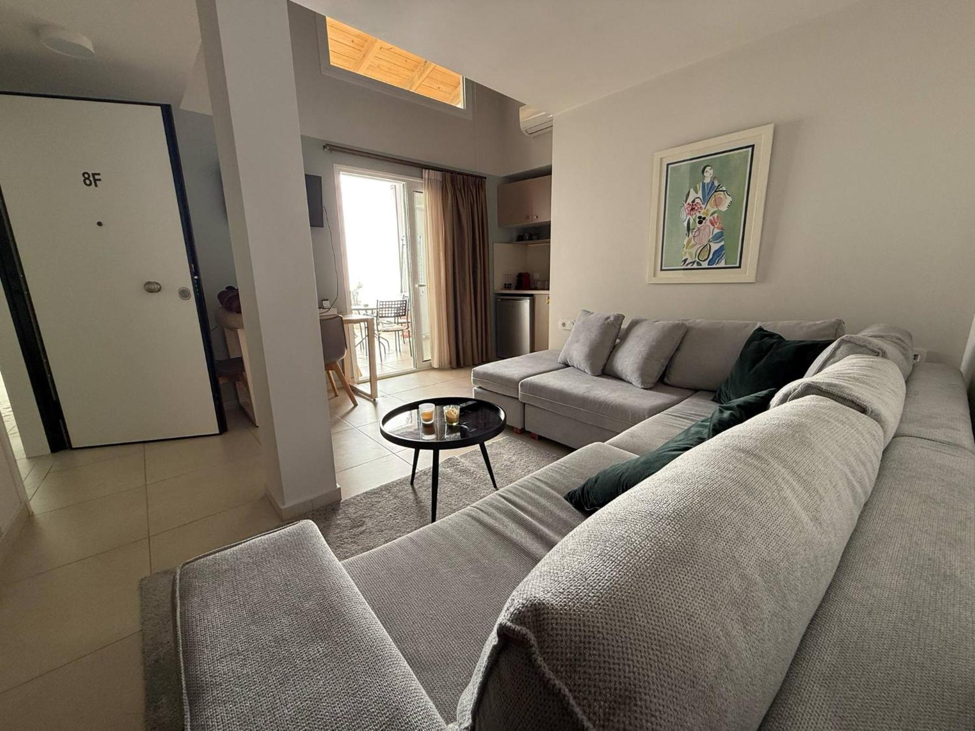 Stylish Studio Apartment - 8F House Kalamata Bagian luar foto